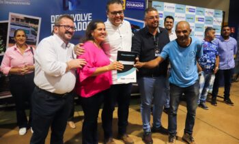 Prefeitura entrega escrituras de imóveis e assina mais de 200 contratos de programa habitacional