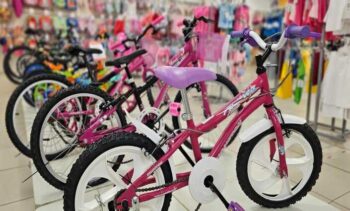 Em busca do melhor preço: estudo revela diferenças de até 111% nos presentes para o Dia das Crianças.