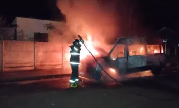 Van é destruída por fogo e polícia investiga se incêndio foi criminoso