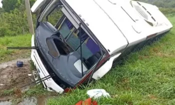 Ônibus de time de futebol americano tomba e deixa feridos atletas feridos