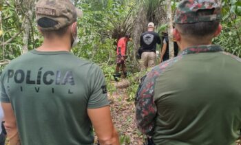 Polícia realiza perícia em sucuri encontrada morta em área de preservação ambiental