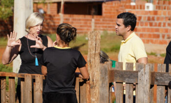 Beto Pereira fala com os moradores do Jardim Samambaia sobre o programa que vai trazer melhoria em moradia e infraestrutura