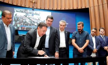 Beto Pereira destaca que a entrega de 159 títulos de propriedades no Conjunto Estrela do Sul é um ato de justiça para moradores que esperavam há mais de 40 anos