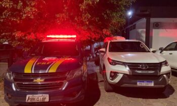 PRF recupera carro roubado e prende suspeito em Corumbá