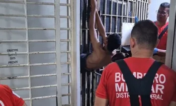 Brasil: Preso fica entalado em cela ao tentar fugir de delegacia – Veja vídeo