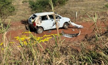 Homem foge após capotar carro com maconha e espingarda