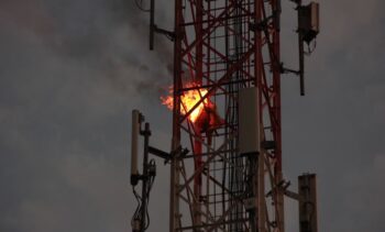 Homem que subiu em torre usou fogo para impedir avanço dos Bombeiros na Vila Bandeirantes